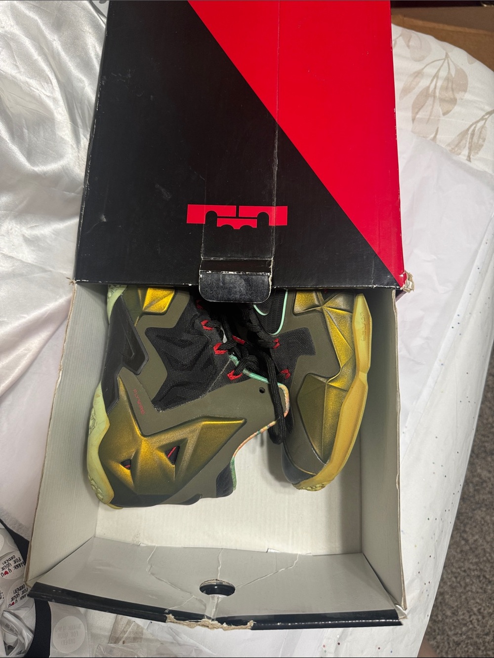 LeBron Soldier Men’s Basketball Sneakers in Olive/Gold